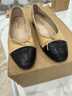 CHANEL Beige and Black Cap-Toe Leather Ballet Flats 38 1/2
